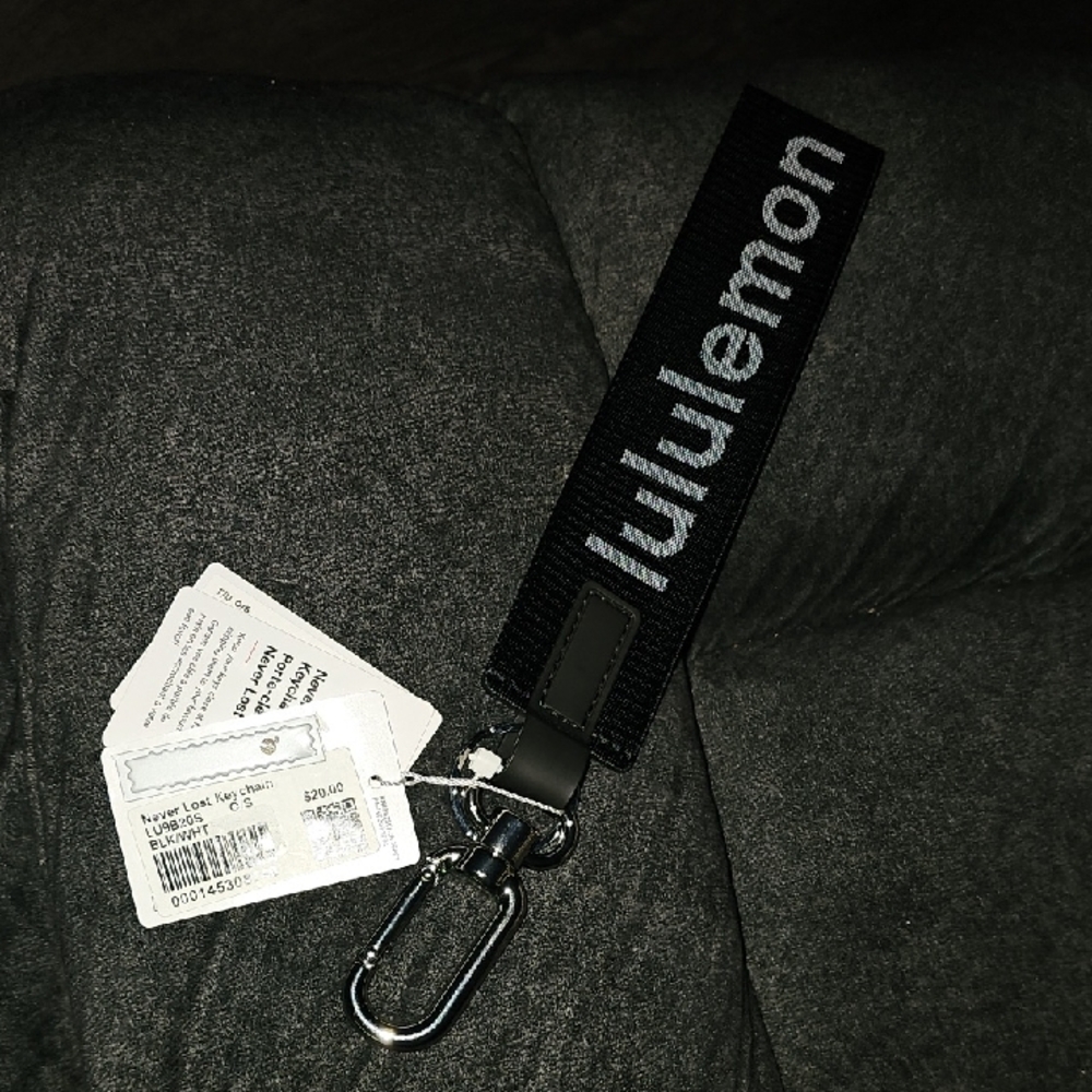 Lululemon Never Lost Keychain!! Nwts, BLK/WHT!!